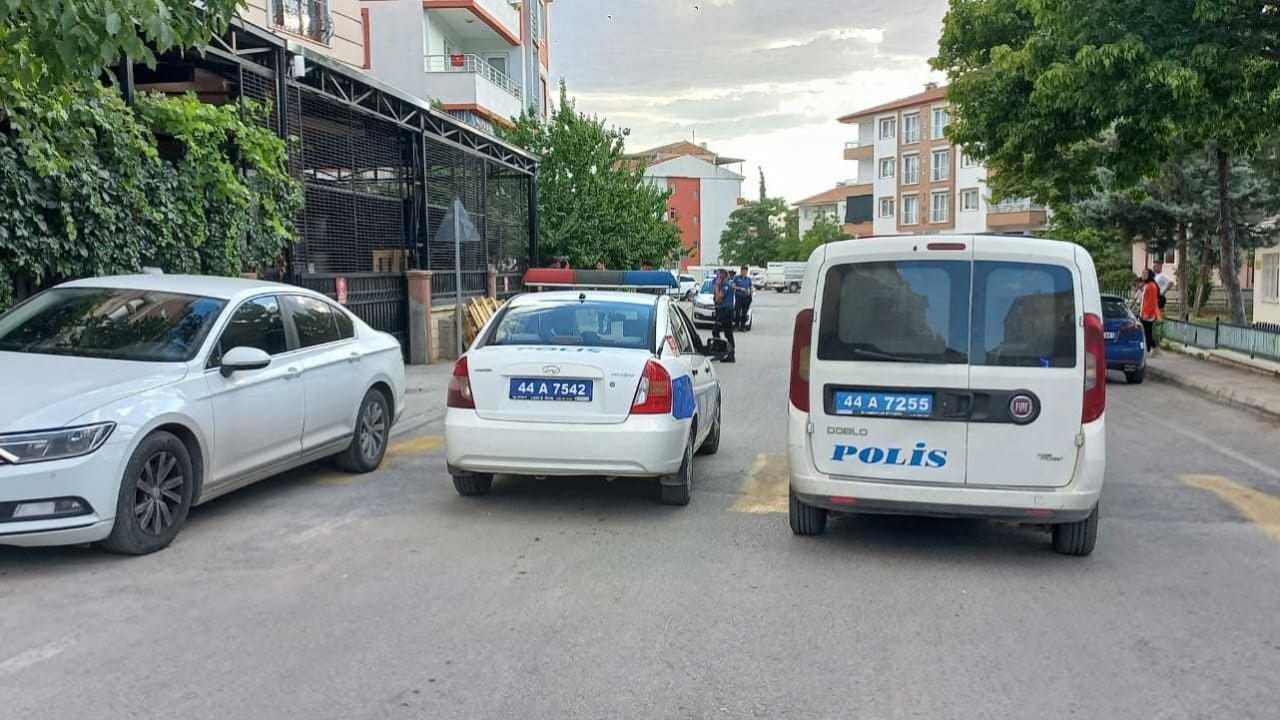 Malatya’da komşuların bıçaklı kavgası: Oğlu öldü, baba yaralı